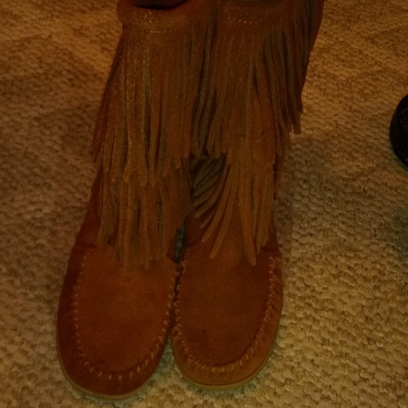 Minnetonka Fringe boots - Picture 2 of 4